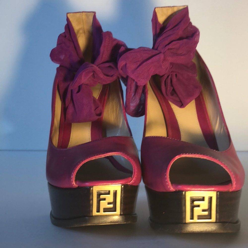 Fendi Leather Pump in Raspberry Pink